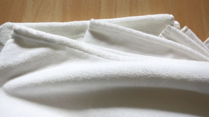 Make-up-Flecken in Kleidung bekommt man mit Teppichreinigerschaum sehr gut entfernt.
