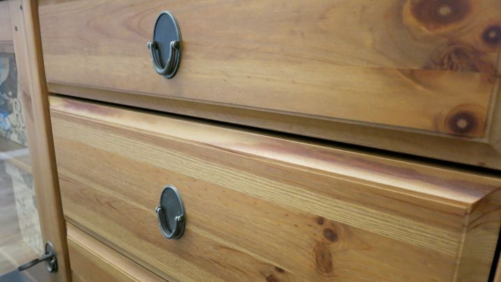 Um Holzmöbel schön glänzen zu lassen, reibt sie mit einem weichen Schwamm und Malkfett ein.