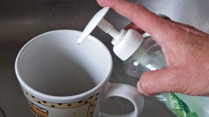Teeränder sind manchmal schwer zu entfernen. Cremeseife kann helfen.