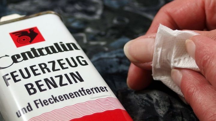 Mit Feuerzeugbenzin Klebereste sehr leicht entfernen.