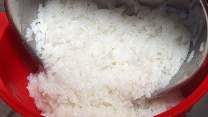 Gegen Durchfall: Reis kochen, Reiswasser auffangen, warm oder abgekühlt trinken.