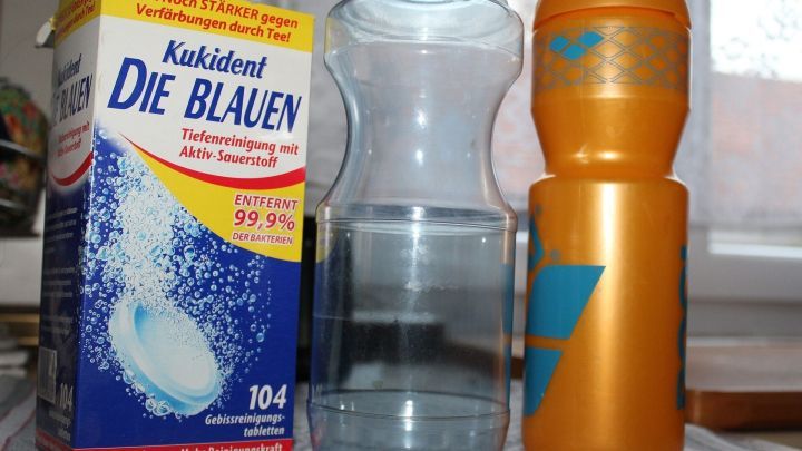 Kukident eignet sich hervorragend zur Reinigung vom Wasserflaschen.
