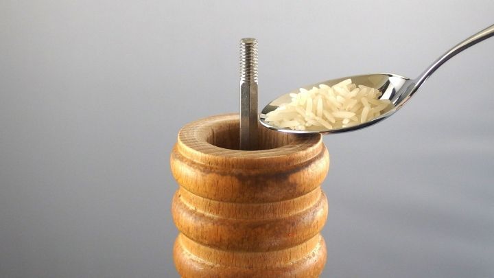 Pfeffermühle mit Reiskörnern reinigen - Reiskörner durch die Mühle mahlen.