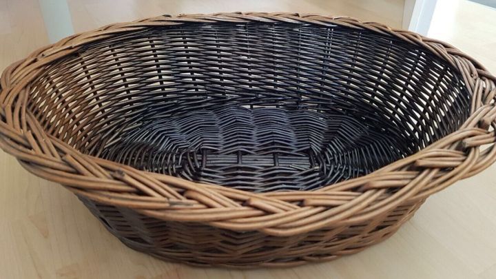 Verformte Weidenkörbe wieder in Form bringen: Dazu einfach Korb in die Wanne stellen und warmes Wasser einlaufen lassen, bis dass der Korb bedeckt ist und kurz einwirken lassen. Der Korb lässt sich dann ganz leicht mit den Händen wieder in Form bringen.