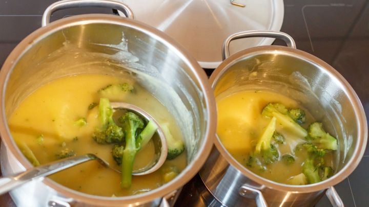 Ein Stück gefrorene Butter zum Andicken von Soßen verwenden, statt Soßenbinder. Der Geschmack wird dabei auch verbessert.