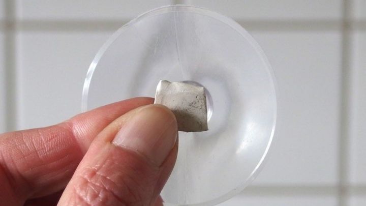 Saugnäpfe auf rauhen Fliesen anbringen - mit "Kaugummikleber".