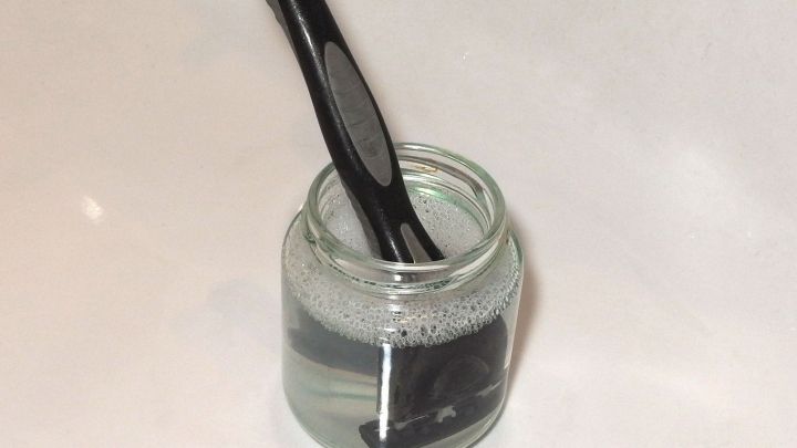 Rasierklingen bleiben länger scharf mit Spülmittel.
