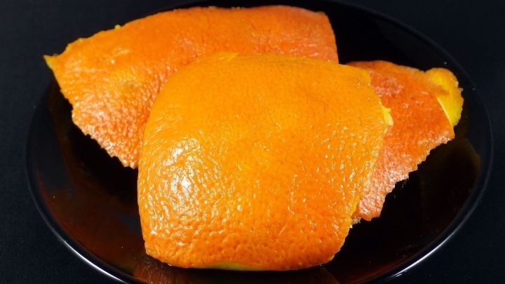 Orangenschalen auskochen und in das Wischwasser geben, durch das Öl aus den Schalen, wird der Boden schön glänzend und streifenfrei.