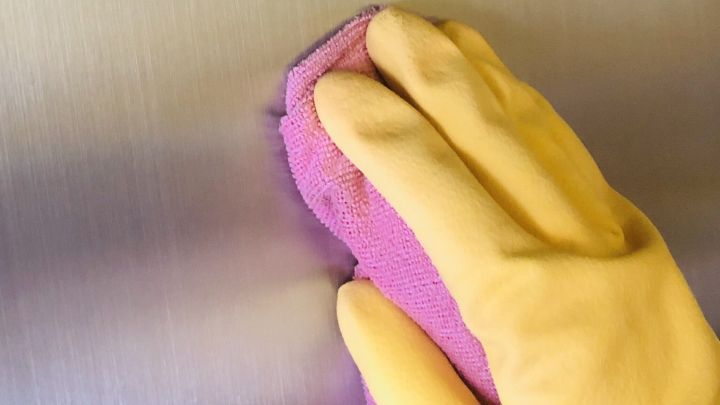 Flächen aus gebürstetem Edelstahl reinigt man am besten mit Waschmittel, das in warmem Wasser aufgelöst wurde