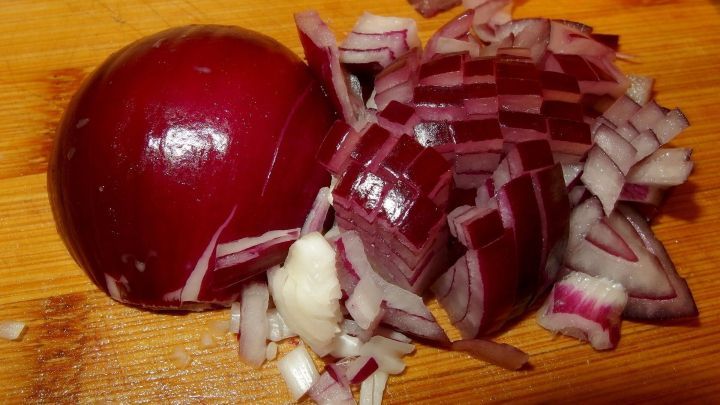 Bei Erkältung hilft eine Zwiebelpackung über Nacht auf der Stirn. Wie es genau funktioniert, erklärt dieser Tipp.