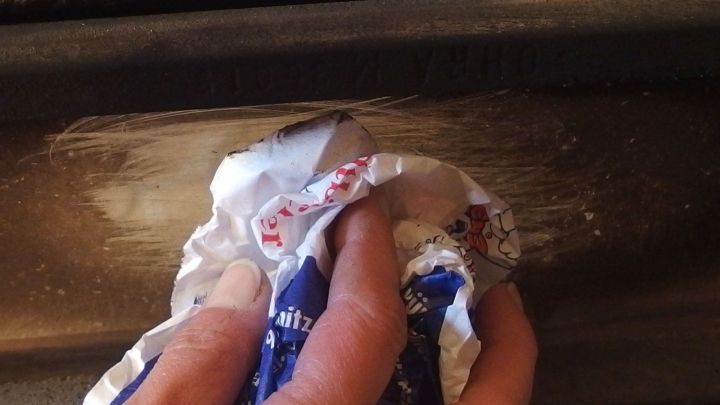 Die Kaminofenscheibe am besten mit einem Stück Zeitung oder Papier während des laufenden Betriebs reingen. Klappe auf, drüberwischen, Klappe zu, sauber!