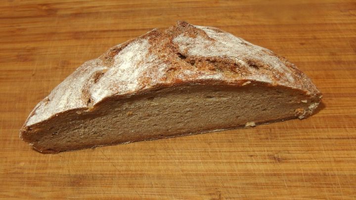 Hartes Brot muss nicht weggeworfen werden, sondern kann mit dem Ice-Crusher zerkleinert und als Croutons für Salate verwendet werden.