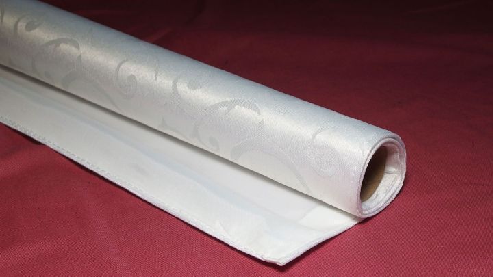 Bügelfreies und praktisches Lagern von Tischdecken mit Papprollen von Gardinen.