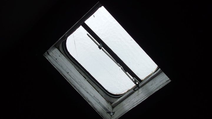 Wenn man Dachfenster (oder auch normale Fenster) einwachst, bleiben sie länger sauber, da der Regen vom Glas abperlt und den Schmutz mitnimmt.