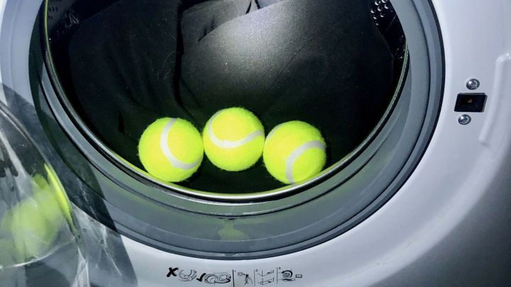 Tennisbälle als Waschkugeln? Das geht! Erfahre hier, welche Vorteile das Waschen mit Tennisbällen mit sich bringt.