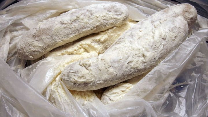 Bratwurst wird besonders knusprig und lecker, wenn man sie vor dem Braten in Mehl wendet.