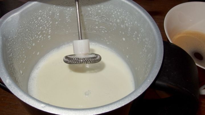 Man kauft sich einfach für ein Paar Euro im Elektrogeschäft einen batteriebetriebenen Milchaufschäumer. Nun erhitzt man Milch, bis sie dampft, gibt sie ein einen Becher, schlägt sie bis sie schön schaumig ist und gibt nun nach Belieben Espresso dazu.
