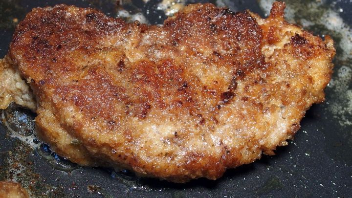 Mit Zitronensaft bekommen Schnitzel einen saftigeren Geschmack.