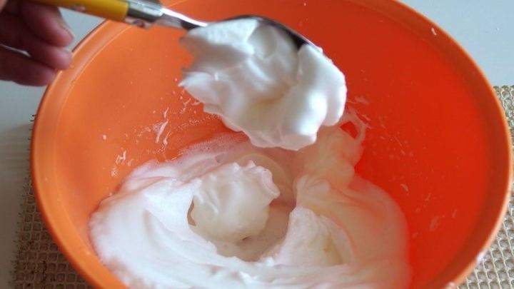 Eischnee bleibt schön steif, wenn man ihn mit 1 Päckchen Sahnesteif schlägt.
