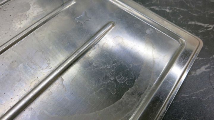 Mit Lackreiniger für Autos glänzen ältere Edelstahlspülen wieder.
