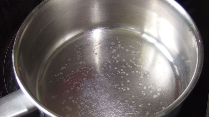 Kalkflecke in Töpfen mit Essig und Wasser beseitigen.