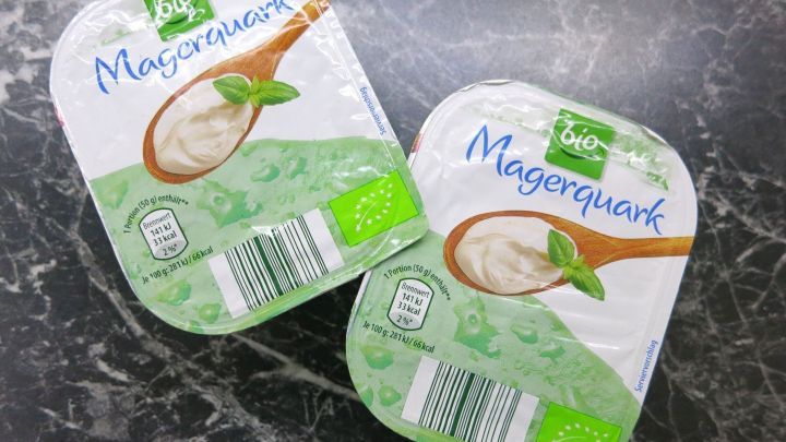 Ein effektives, schmerzlinderndes Hausmittel gegen Schwellungen und Entzündungen ist der allbekannte Quark.