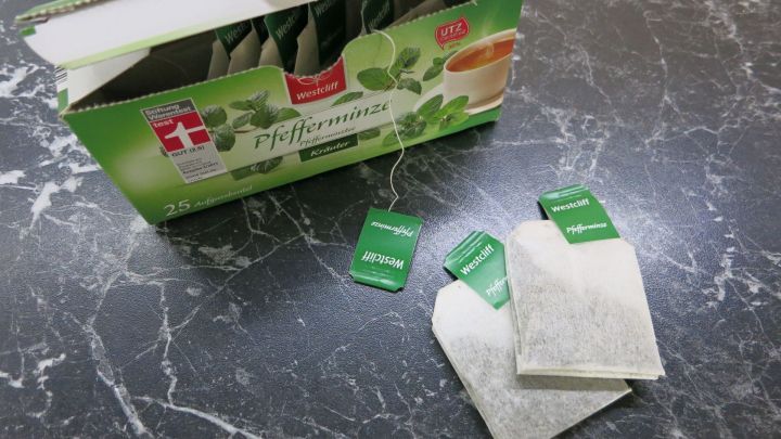 Bei Heißhunger am besten einen frischen Pfefferminztee aufbrühen und trinken.