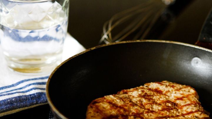 Wenn ich Fleisch anbrate, nehme ich einen Bräter, gieße Wasser hinein, lasse es heiß werden und gebe dann das Fleisch hinein.