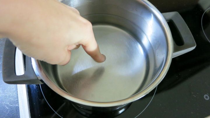 Ein Tipp zum Schmunzeln: Zeigefinger etwa 5 Sekunden in das Wasser halten. Wenn sich die Haut leicht abschält, ist das Wasser gar.
