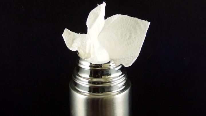 Thermoskanne im Büro reinigen, mit Küchenpapier und heißem Wasser.