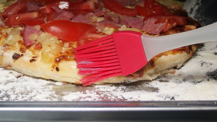 Wenn man nach 5-10 Minuten den Ofen öffnet und mit einem Pinsel den Rand der Pizza mit Speiseöl bestreicht, dann ist der Rand nach weiteren 10 Minuten lecker kross & knusprig.