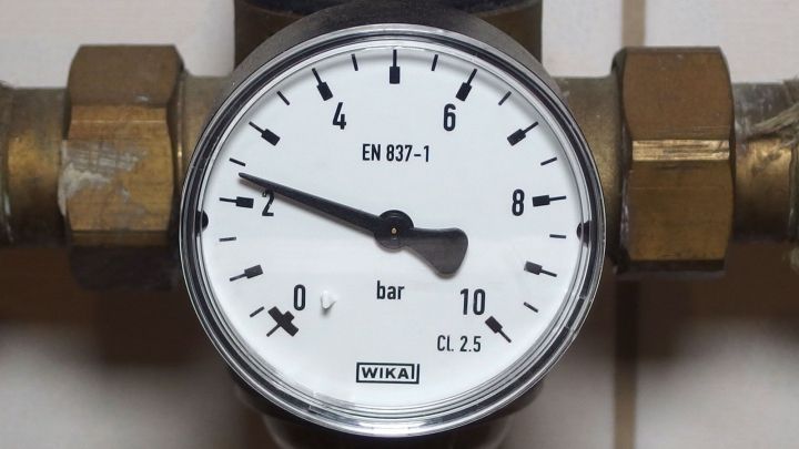 Besonders in den oberen Stockwerken ist wegen Verkalkung oft zu wenig Druck auf der Wasserleitung. Dann empfiehlt es sich, auf flüssige Waschmittel auszuweichen.