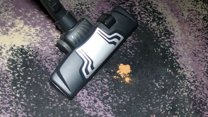 Zimt hilft gegen muffigen Geruch aus dem Staubsauger.