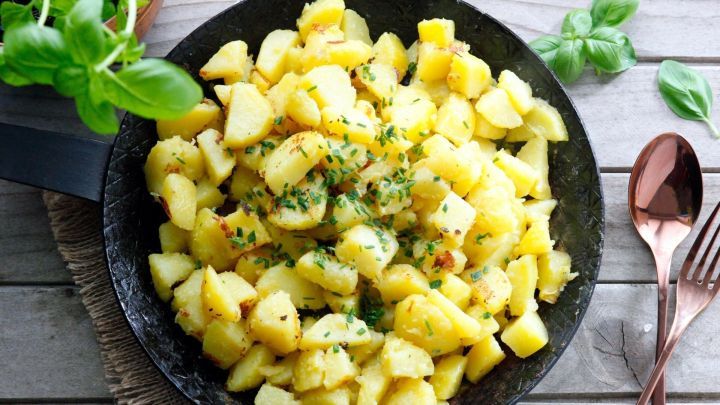 Gib kleine Kartoffelwürfel mit etwas Gemüsebrühe in eine Pfanne und warte, bis die Flüssigkeit verdunstet ist. Danach kannst du sie ohne weitere Fettzugabe kurz anbraten. So werden sie kalorienarm zubereitet und bekommen eine leckere Kruste.