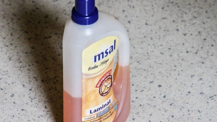 Mit ein paar Tropfen Möbelpolitur in deinem Wischwasser kannst du deinen PVC-Boden oder deinen Linoleum-Boden zum Glänzen bringen. (Abbildung ähnlich)