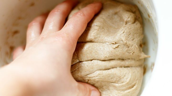 Bevor ihr mit eurem Hefeteig anfangt, reibt eure Handflächen mit einem geschmacksneutralen Öl ein. So bleibt der Teig nicht kleben!
