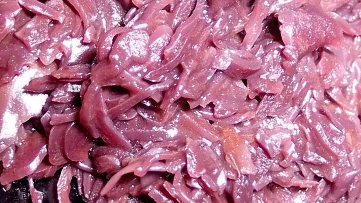 Fertig gekauftes Rotkraut mit Apfelmus aufpeppen.