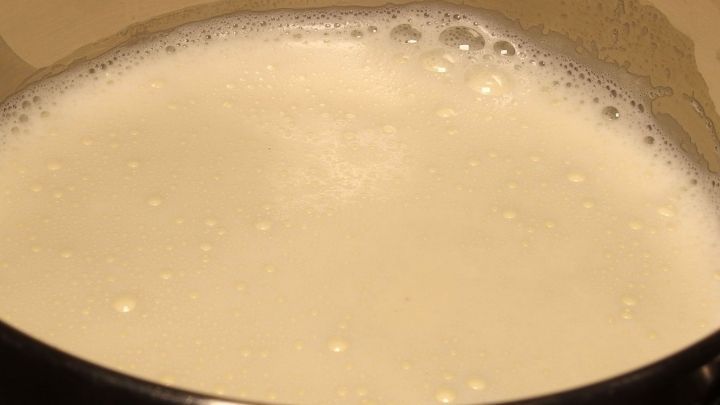 Übergekochte Milch auf dem Herd mit kalter Milch leicht entfernen.