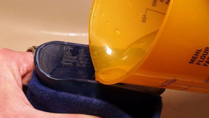 Wasser im der Wärmflasche bleibt länger warm mit ein wenig in Weinessig aufgelöstem Salz.