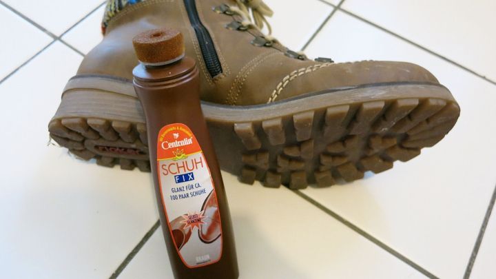 Wildlederschuhe in Glattlederschuhe verwandeln: Wie es funktioniert, verrät dieser Tipp.