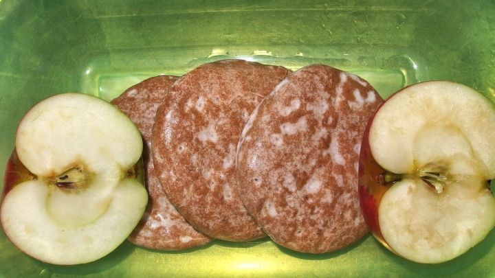 Lebkuchen bleiben in der Dose länger frisch, wenn man einen aufgeschnittenen Apfel dazu gibt.