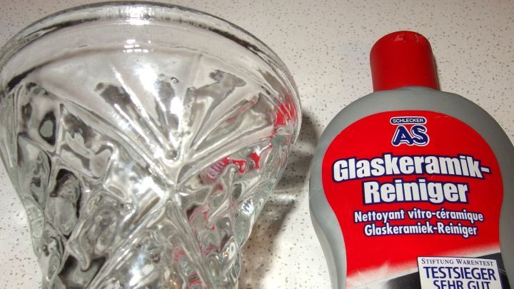 Ränder (Ablagerungen) in Glasvasen gehen mit Glaskeramikreiniger spielend leicht wieder ab.