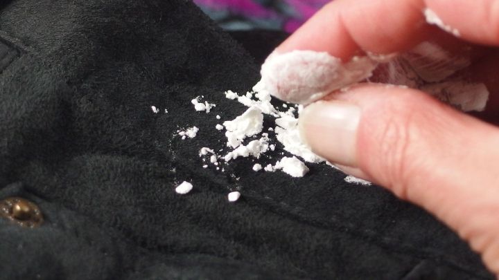 Wildlederjacke, besonders den Kragen, mit Speisestärke reinigen.