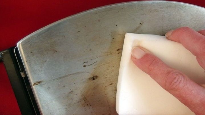 Eine verschmutzte Bügeleisensohle mit einem angefeuchteten Schmutzradierer reinigen.