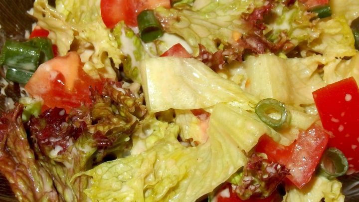 Diese fruchtige Salatsoße geht super schnell und passt perfekt zu einem bunten Salat. Überzeugend lecker!