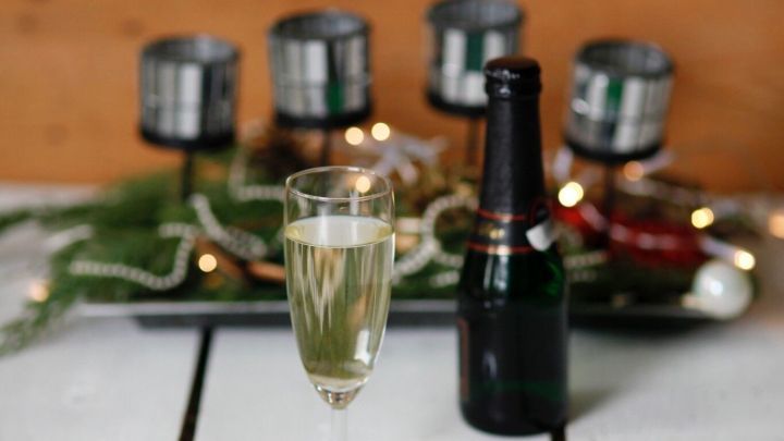Sekt und Champagner in Gläser gießen, ohne dass es überschäumt.