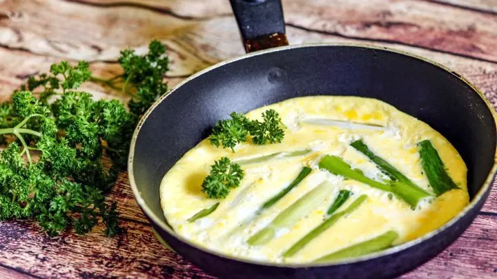 Koch dir dieses Rührei mit Frühlingszwiebel, ein fix gemachtes Pfannengericht, das satt macht, leicht ist und schnell geht.