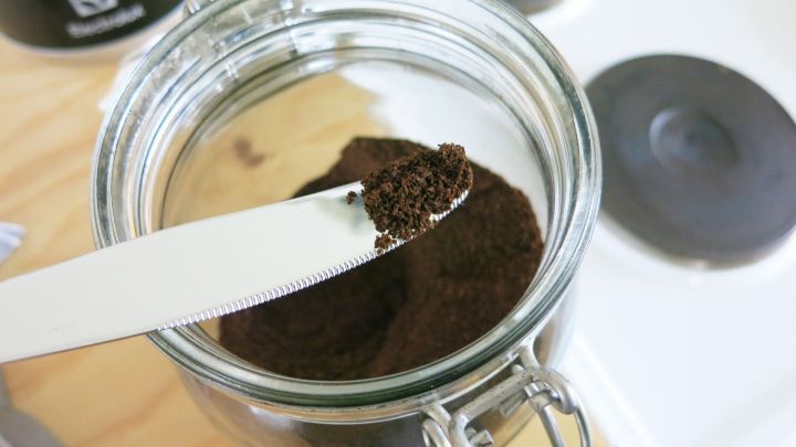 Eine schöne Farbe für braune Soßen erhält man, wenn 1-2 Messerspitzen Kaffeepulver dazugegeben werden.
