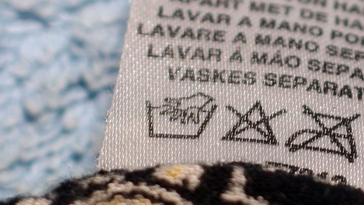 Für Handwäsche wie Wolle, Kashmeer und Seide kann man Haarshampoo verwenden. Verfilzt nicht, riecht gut und macht schön weich.