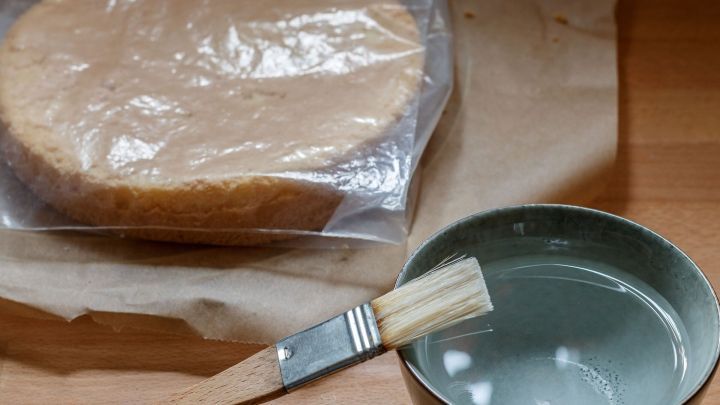 Tortenboden frisch halten: Mit Wasser bepinseln, dann noch abdecken und schon hält er sich frisch und wird nicht hart.